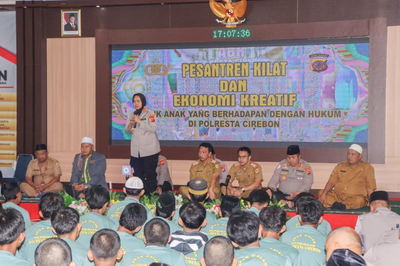 
Kapolresta Cirebon Kombes Pol Sumarni membuka Pesantren Kilat dan Ekonomi Kreatif untuk Anak yang Berhadapan dengan Hukum (ABH), di Aula Pesat Gatra Mapolresta Cirebon, Senin (20/01/2025).(Foto: Bambang/dara)
