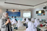  Puluhan pelajar Madrasah Aliyah Cikande (MAC) Kecamatan Saguling, Kabupaten Bandung Barat (KBB) antusias mengikuti bimbingan teknik (bimtek) tentang Etika dalam Dunia Kerja,.di Aula MAC Cikande, Selasa (21/1/2025).(Foto: heny/dara)
