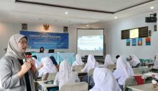  Puluhan pelajar Madrasah Aliyah Cikande (MAC) Kecamatan Saguling, Kabupaten Bandung Barat (KBB) antusias mengikuti bimbingan teknik (bimtek) tentang Etika dalam Dunia Kerja,.di Aula MAC Cikande, Selasa (21/1/2025).(Foto: heny/dara)
