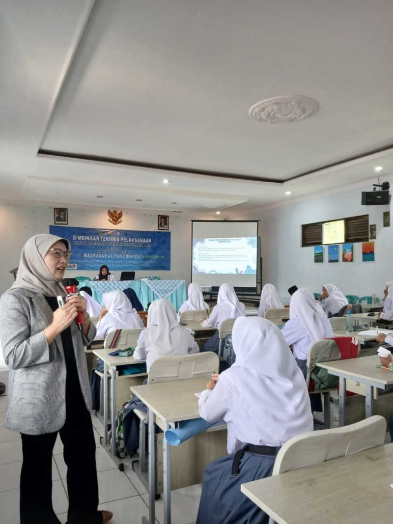  Puluhan pelajar Madrasah Aliyah Cikande (MAC) Kecamatan Saguling, Kabupaten Bandung Barat (KBB) antusias mengikuti bimbingan teknik (bimtek) tentang Etika dalam Dunia Kerja,.di Aula MAC Cikande, Selasa (21/1/2025).(Foto: heny/dara)
