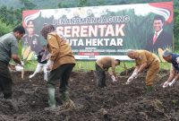 
Penanaman jagung serentak di Kabupaten Garut, yang dilaksanakan  Polres Garut di Jalan Ibrahim Adjie, Kecamatan Tarogong Kaler, Kabupaten Garut, Selasa (21/1/2025).(Foto: andre/dara)
