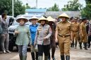 
Penjabat (PJ) Bupati Cirebon, Wahyu Mijaya, dan Kapolresta Cirebon, Kombes Pol Sumarni, menggelar tanam jagung  di Dusun Karoya, Desa Tanjung Anom, Kecamatan Pasaleman,  Selasa (21/1/2025). (Foto: Bambang/dara)

