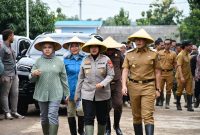 
Penjabat (PJ) Bupati Cirebon, Wahyu Mijaya, dan Kapolresta Cirebon, Kombes Pol Sumarni, menggelar tanam jagung  di Dusun Karoya, Desa Tanjung Anom, Kecamatan Pasaleman,  Selasa (21/1/2025). (Foto: Bambang/dara)

