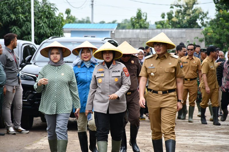 
Penjabat (PJ) Bupati Cirebon, Wahyu Mijaya, dan Kapolresta Cirebon, Kombes Pol Sumarni, menggelar tanam jagung  di Dusun Karoya, Desa Tanjung Anom, Kecamatan Pasaleman,  Selasa (21/1/2025). (Foto: Bambang/dara)

