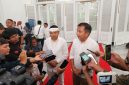 Penjabat Gubernur Jawa Barat Bey Machmudin dan Gubernur Jabar terpilih Dedi Mulyadi memberikan keterangan Pers usai rapat dengan para kepala dinas di Gedung Pakuan, Kota Bandung, Rabu (22/1/2025). (Foto: deram/dara)
