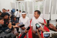 Penjabat Gubernur Jawa Barat Bey Machmudin dan Gubernur Jabar terpilih Dedi Mulyadi memberikan keterangan Pers usai rapat dengan para kepala dinas di Gedung Pakuan, Kota Bandung, Rabu (22/1/2025). (Foto: deram/dara)
