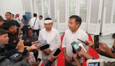 Penjabat Gubernur Jawa Barat Bey Machmudin dan Gubernur Jabar terpilih Dedi Mulyadi memberikan keterangan Pers usai rapat dengan para kepala dinas di Gedung Pakuan, Kota Bandung, Rabu (22/1/2025). (Foto: deram/dara)
