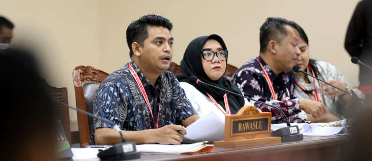 
Ketua Bawaslu Kabupaten Bandung, Kahpiana saat memberikan keterangan dalam sidang Perselisihan Hasil Pemilihan Umum Bupati Kabupaten Bandung di Mahkamah Konsitusi, Jumat (17/1/2025). (Foto Humas MK/Ifa)

