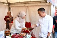 Penjabat Gubernur Jawa Barat, Bey Machmudin membuka event Pesta Kuliner Jawa Barat 2025 dengan tema ”Sono Ku Rasa, Ku Nikmat” di Gedung Sate, Kota Bandung, Jum'at (31/1/2025).(Foto: Biro Adpim Jabar)


