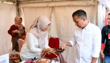 Penjabat Gubernur Jawa Barat, Bey Machmudin membuka event Pesta Kuliner Jawa Barat 2025 dengan tema ”Sono Ku Rasa, Ku Nikmat” di Gedung Sate, Kota Bandung, Jum'at (31/1/2025).(Foto: Biro Adpim Jabar)


