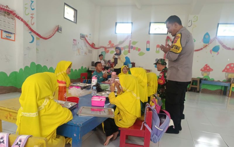 
Kapolsek Tarogong Kidul, AKP Kustanto, memantau makan bergizi di SDN Haurpanggung, Kecamatan Tarogong Kidul, Kabupaten Garut mendaptakan makan bergizi gratis (MBG), Rabu (22/1/2025).(Foto: andre/dara)
