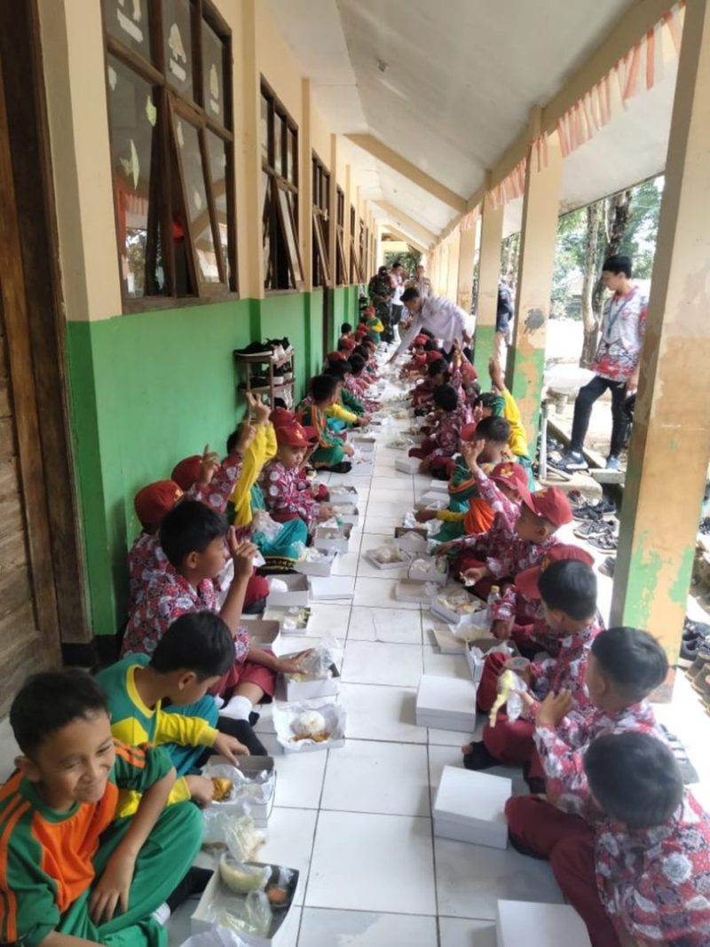 
Murid SDN Citalaksana Cangkuang, Kabupaten Bandung, Jawa Barat mekan nasi dus besama di teras kelas saat uji coba program makan bergizi gratis,belum lama ini.(Foto: Ist)
