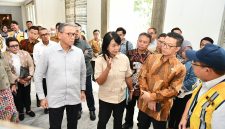 
Sekda Jabar Herman Suryatman saat mendampingi  Menteri Luar Negeri Sugiono dalam kunjungan kerja ke Gedung Merdeka dan Museum KAA, di Jalan Asia Afrika, Kota Bandung, Selasa (14/1/2025).(Foto: biro adpim jabar)