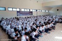 
Puluhan ribu siswa SMA dan SMK se-Jabar mengikuti Masa Pengenalan Lingkungan Sekolah (MPLS).(Foto: dok/dara)

