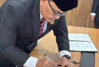 
Kepala Kantor ATR/ BPN Kabupaten Bandung Iim Rohiman menandatangani SK
pelantikan dan pengambilan sumpah panitia PTSL di KantorAtr/ BPN Kabupaten Bandung, Kamis (16/1/2025). (Foto: maji/dara)

