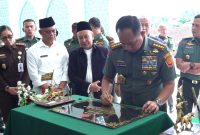 
Panglima TNI, Jenderal TNI Agus Subiyanto, meresmikan Masjid Al-Jihan di Kecamatan Sucinaraja, Kabupaten Garut, Rabu (15/1/2025).(Foto: andre/dara)


