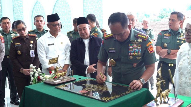 
Panglima TNI, Jenderal TNI Agus Subiyanto, meresmikan Masjid Al-Jihan di Kecamatan Sucinaraja, Kabupaten Garut, Rabu (15/1/2025).(Foto: andre/dara)


