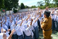 
Sekda Jabar Herman Suryatman saat monitoring penerapan pendekatan belajar Deep Learning di SMA Negeri Situraja, Kecamatan Situraja, Kabupaten Sumedang, Senin (6/1/2025).(Foto: adpim jabar)