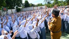 
Sekda Jabar Herman Suryatman saat monitoring penerapan pendekatan belajar Deep Learning di SMA Negeri Situraja, Kecamatan Situraja, Kabupaten Sumedang, Senin (6/1/2025).(Foto: adpim jabar)