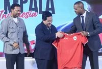 

Ketua Umum PSSI Erick Thohir (kanan) menyerahkan Jersey Timnas Indonesia kepada Patrick Kluivert usai konferensi pers di Jakarta, Minggu, (12/01/2025). Patrick didampingi asisten pelatih Denny Landzaat. (Foto: Ist)
