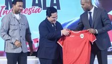 

Ketua Umum PSSI Erick Thohir (kanan) menyerahkan Jersey Timnas Indonesia kepada Patrick Kluivert usai konferensi pers di Jakarta, Minggu, (12/01/2025). Patrick didampingi asisten pelatih Denny Landzaat. (Foto: Ist)
