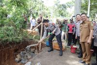 
Kapolda Jabar Irjen Pol Dr Akhmad Wiyagus didampingi Bupati Bandung Dr HM Dadang Supriatna, Kapolresta Bandung Kombes Pol Dr Kusworo Wibowo memasang batu pertama pembangunan Mako Polsek Arjasari, Senin (13/1/2025).(Foto: diskominfo)
