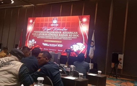 
KPU Garut menggelar Rapat Evaluasi Kinerja bersama PPK se-Kabupaten Garut bertempat di Hotel Mercure, Jalan Guntur, Kecamatan Garut Kota, Kabupaten Garut, Rabu (22/1/2025).(Foto: andre/dara)

