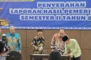 
BPK Jabar menyerahkan LHP atas Kepatuhan Pengelolaan Pajak Daerah, Retribusi Daerah, dan Pendapatan Asli Daerah (PAD) lainnya untuk Semester II Tahun Anggaran 2024 (hingga 31 Oktober 2024) kepada Bupati Bandung Dadang Supratna, di Auditorium Lantai 5 Kantor BPK Jawa Barat, Kota Bandung, Jumat (10/1/2025). (Foto: humas)

