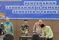 
BPK Jabar menyerahkan LHP atas Kepatuhan Pengelolaan Pajak Daerah, Retribusi Daerah, dan Pendapatan Asli Daerah (PAD) lainnya untuk Semester II Tahun Anggaran 2024 (hingga 31 Oktober 2024) kepada Bupati Bandung Dadang Supratna, di Auditorium Lantai 5 Kantor BPK Jawa Barat, Kota Bandung, Jumat (10/1/2025). (Foto: humas)

