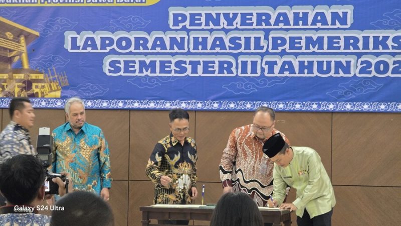 
BPK Jabar menyerahkan LHP atas Kepatuhan Pengelolaan Pajak Daerah, Retribusi Daerah, dan Pendapatan Asli Daerah (PAD) lainnya untuk Semester II Tahun Anggaran 2024 (hingga 31 Oktober 2024) kepada Bupati Bandung Dadang Supratna, di Auditorium Lantai 5 Kantor BPK Jawa Barat, Kota Bandung, Jumat (10/1/2025). (Foto: humas)

