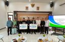 
Komisioner KPU Garut berfoto bersama usai salurkan santunan Jaminan Kematian untuk Ahli Waris Petugas Pilkada 2024 yang meninggal dunia,  di Aula KPU Garut, Jalan Suherman, Kecamatan Tarogong Kaler, Kabupaten Garut pada Kamis (16/1/2025).(Foto: andre/dara)

