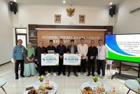 
Komisioner KPU Garut berfoto bersama usai salurkan santunan Jaminan Kematian untuk Ahli Waris Petugas Pilkada 2024 yang meninggal dunia,  di Aula KPU Garut, Jalan Suherman, Kecamatan Tarogong Kaler, Kabupaten Garut pada Kamis (16/1/2025).(Foto: andre/dara)

