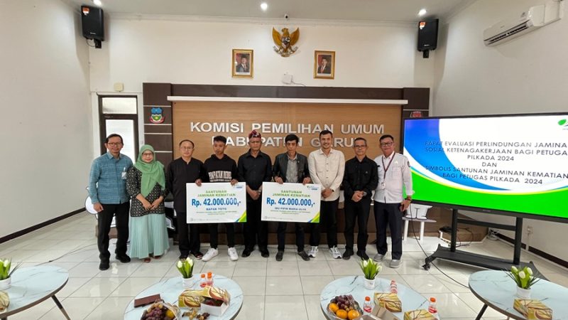 
Komisioner KPU Garut berfoto bersama usai salurkan santunan Jaminan Kematian untuk Ahli Waris Petugas Pilkada 2024 yang meninggal dunia,  di Aula KPU Garut, Jalan Suherman, Kecamatan Tarogong Kaler, Kabupaten Garut pada Kamis (16/1/2025).(Foto: andre/dara)

