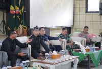 
Sekretaris Daerah Kabupaten Bandung Cakra Amiyana, memimpin Rpat Konsolidasi Tim Satgas PPR-PBG-PB, di Gedung Oryza Sativa Pemkab Bandung, baru-baru ini.(Foto:humas)
