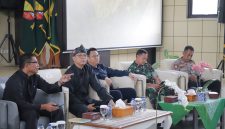 
Sekretaris Daerah Kabupaten Bandung Cakra Amiyana, memimpin Rpat Konsolidasi Tim Satgas PPR-PBG-PB, di Gedung Oryza Sativa Pemkab Bandung, baru-baru ini.(Foto:humas)
