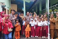 
Kapolsek Garut Kota, AKP Zainuri, berfoto bersama para siswa dan guru SDN Muara Sanding, Kecamatan Garut KOta, Kabupaten Garut, Selasa (21/1/2025).(Foto: andre/dara)

