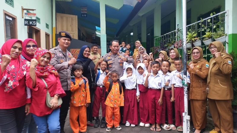 
Kapolsek Garut Kota, AKP Zainuri, berfoto bersama para siswa dan guru SDN Muara Sanding, Kecamatan Garut KOta, Kabupaten Garut, Selasa (21/1/2025).(Foto: andre/dara)

