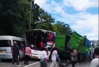 Tabrakan beruntun libatkan truk, bus, dan tiga minibus di  KM 97+200 Ruas Tol Cipularang arah Bandung, Minggu (5/1/2025). (Foto: Ist) 

