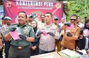 
Polresta Bandung memberikan keterangan pers terkait pembongkar praktik tambang emas ilegal yang telah beroperasi selama 14 tahun di wilayah Desa Cibodas, Kecamatan Kutawaringin, Kabupaten Bandung, Senin (20/1/2025). (Foto: Ist)



