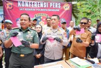 
Polresta Bandung memberikan keterangan pers terkait pembongkar praktik tambang emas ilegal yang telah beroperasi selama 14 tahun di wilayah Desa Cibodas, Kecamatan Kutawaringin, Kabupaten Bandung, Senin (20/1/2025). (Foto: Ist)



