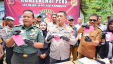 
Polresta Bandung memberikan keterangan pers terkait pembongkar praktik tambang emas ilegal yang telah beroperasi selama 14 tahun di wilayah Desa Cibodas, Kecamatan Kutawaringin, Kabupaten Bandung, Senin (20/1/2025). (Foto: Ist)



