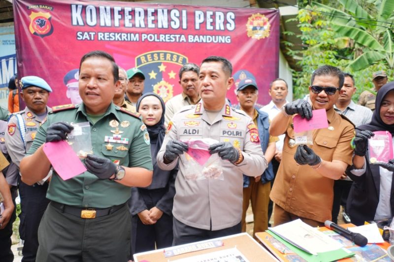 
Polresta Bandung memberikan keterangan pers terkait pembongkar praktik tambang emas ilegal yang telah beroperasi selama 14 tahun di wilayah Desa Cibodas, Kecamatan Kutawaringin, Kabupaten Bandung, Senin (20/1/2025). (Foto: Ist)



