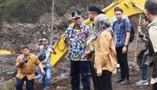 
Sekretaris Daerah Provinsi Jawa Barat, Herman Suryatman bersama 
Penjabat Bupati Subang, Imran saat meninjau lokasi penambangan illegal di Kasomalang dan Jalancagak, Jumat (17/1/25).(Foto: yudi/dara)

