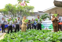 
Kepala Lapas Kelas IIA Banceuy Bandung Ronny Widiyatmoko didampingi pejabat struktural Lapas memanen sayuran di Lapas Banceuy, Bandung, Selasa (31/12/2024). (Foto: maji/dara) 
