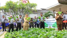 
Kepala Lapas Kelas IIA Banceuy Bandung Ronny Widiyatmoko didampingi pejabat struktural Lapas memanen sayuran di Lapas Banceuy, Bandung, Selasa (31/12/2024). (Foto: maji/dara) 
