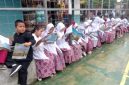 
Siswa-siswi SDN 1 Setragalih Cangkuang, Kabupaten Bandung, tampak antusias memilih buku yang disajikan motor baca. Mereka pun membaca secara bersama di halaman sekolah, Kamis (9/1/2025).(Foto: diskominfo)

