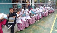 
Siswa-siswi SDN 1 Setragalih Cangkuang, Kabupaten Bandung, tampak antusias memilih buku yang disajikan motor baca. Mereka pun membaca secara bersama di halaman sekolah, Kamis (9/1/2025).(Foto: diskominfo)

