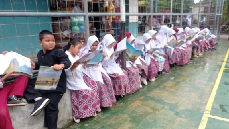 
Siswa-siswi SDN 1 Setragalih Cangkuang, Kabupaten Bandung, tampak antusias memilih buku yang disajikan motor baca. Mereka pun membaca secara bersama di halaman sekolah, Kamis (9/1/2025).(Foto: diskominfo)

