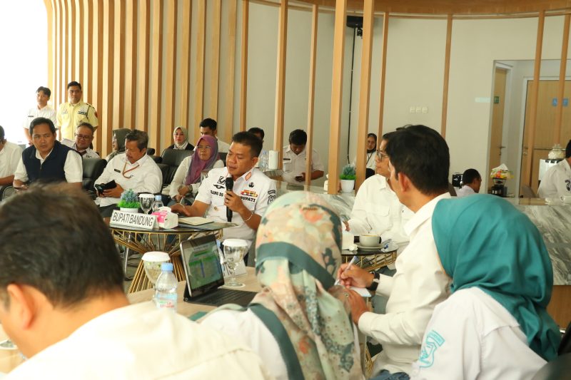 
Bupati Bandung Dadang Supriatna memberikan pengarahan pada rapat dengan
Dinas Penananaman Modal dan Pelayanan Terpadu Satu Pintu (DPMPTSP), di Munara Mal Pelayanan Publik (MPP) DPMPTSP, Rabu (15/1/2025). (Foto: diskominfo)

