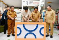 
Menteri Dalam Negeri Tito Karnavian dan Menteri Perumahan dan Kawasan Permukiman Maruarar Sirait didampingi Sekda Jabar Herman Suryatman menghadiri Launching Pelayanan cepat Persetujuan Bangunan Gedung (PBG) Masyarakat berpenghasilan rendah (MBR) di MPP Mal Pelayanan Publik - (DPMPTSP) Kabupaten Sumedang, Rabu (15/01/2025) (Foto : biro adpim)

